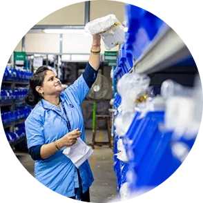 倉庫人員整理貨架庫存，反映進貨與實際庫存資料不同步的管理問題